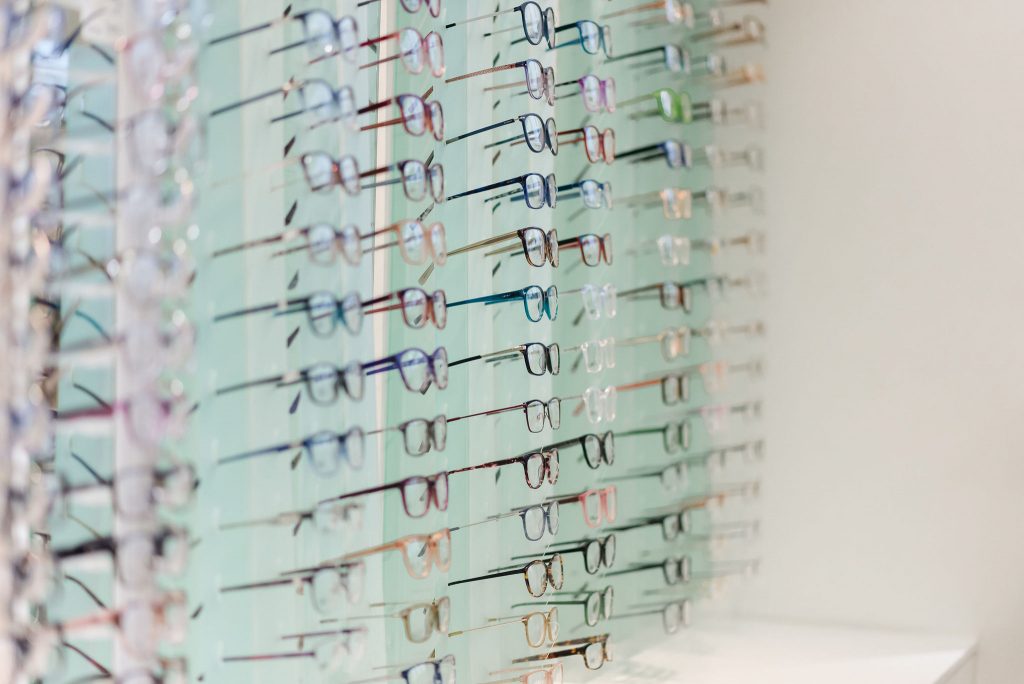 Pairs of glasses in a display unit