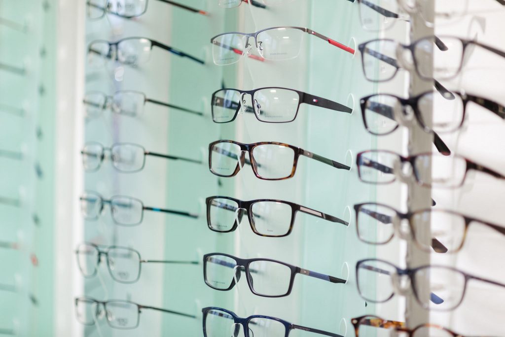 Pairs of glasses in a display unit